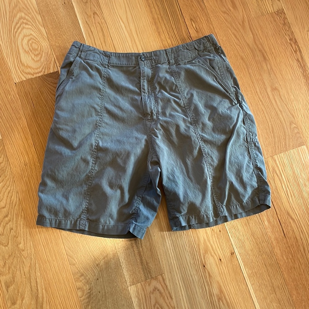 Tommy Bahama Men’s cargo short brown size 38.